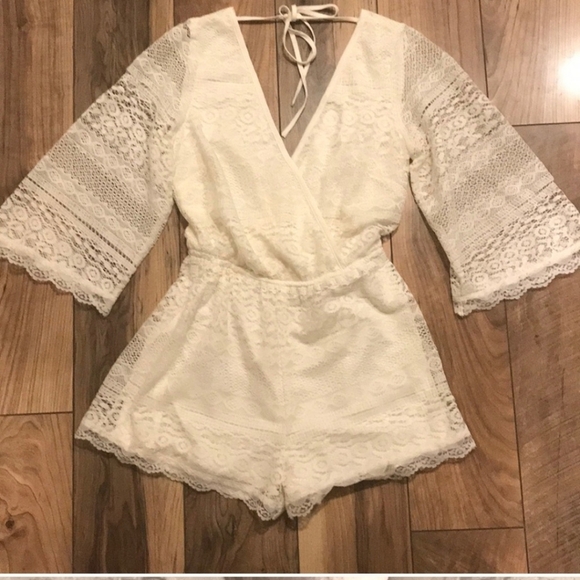 NWOT BAND OF GYPSIES FOR ANTHRO WHITE LACE V-NECK ROMPER LINED SO BEAUTIFUL - Picture 3 of 9